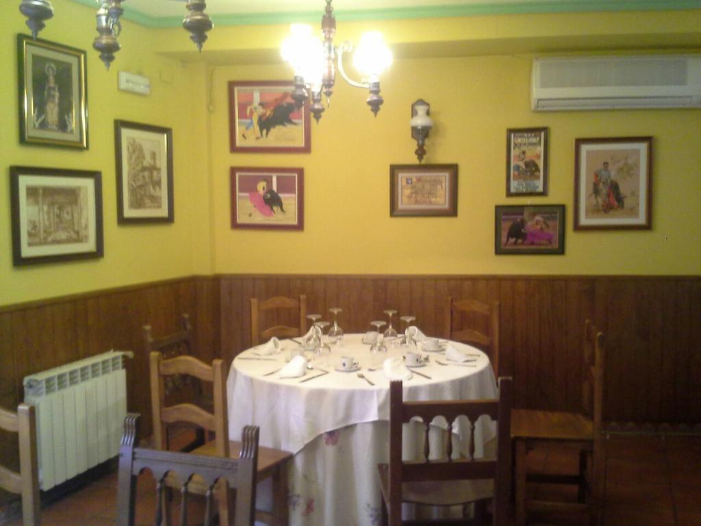 Hostal Restaurante Villa De Sepulveda Luaran gambar